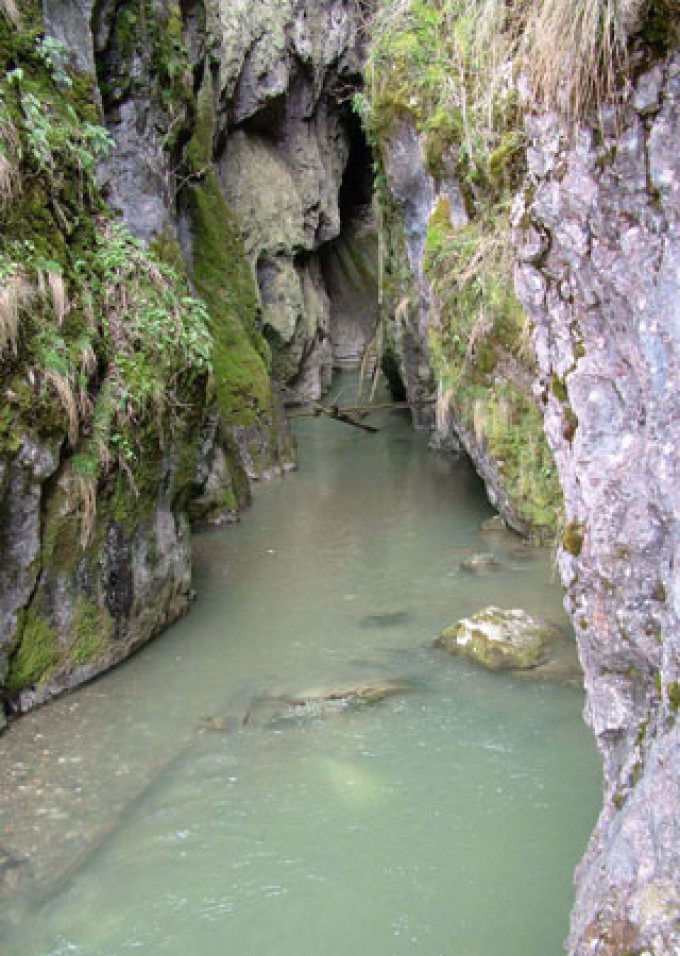 stiati_ca_pestera_huda_lui_papara